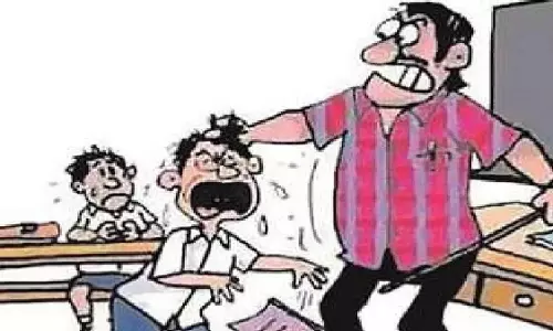 Ballia: शिक्षक की पिटाई से कक्षा एक के छात्र घायल हुआ