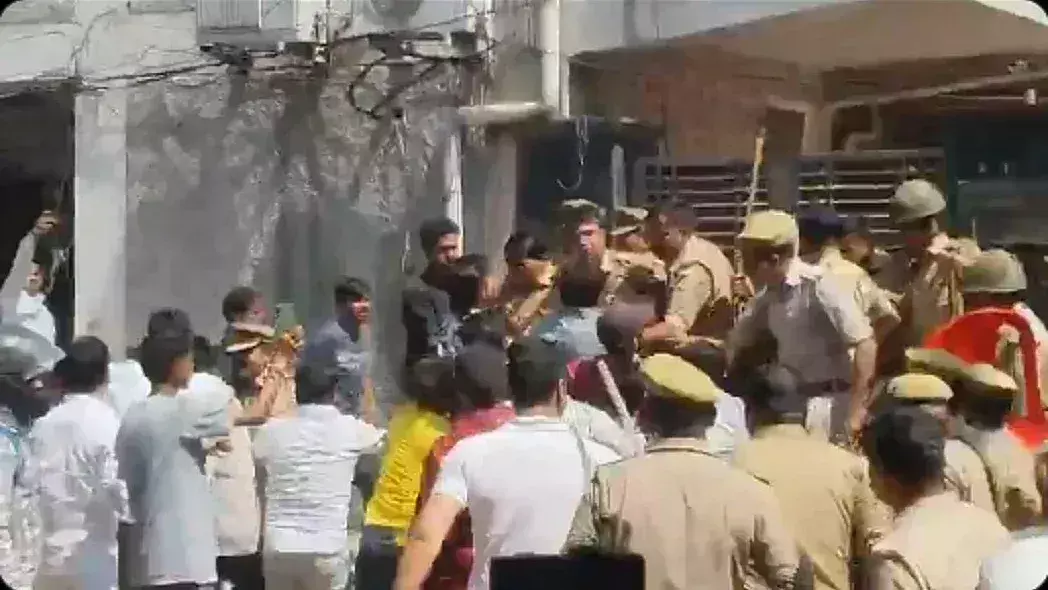 Agra: सपा सांसद के आवास पर हमले के बाद मामला दर्ज