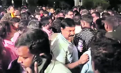 कंक्रीट मिक्सर लॉरी की टक्कर: बाइक सवार की मौत कंक्रीट मिक्सर लॉरी की टक्कर: बाइक सवार की मौत