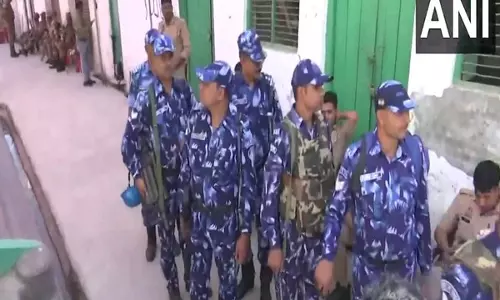 UP: सड़कों पर शुक्रवार की नमाज़ नहीं, पुलिस ने संभल में फ्लैग मार्च किया UP: सड़कों पर शुक्रवार की नमाज़ नहीं, पुलिस ने संभल में फ्लैग मार्च किया