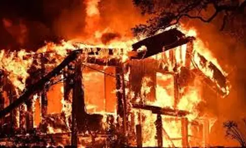 Bahraich: देर रात आग से आठ मकान खाक, लाखों का नुकसान Bahraich: देर रात आग से आठ मकान खाक, लाखों का नुकसान