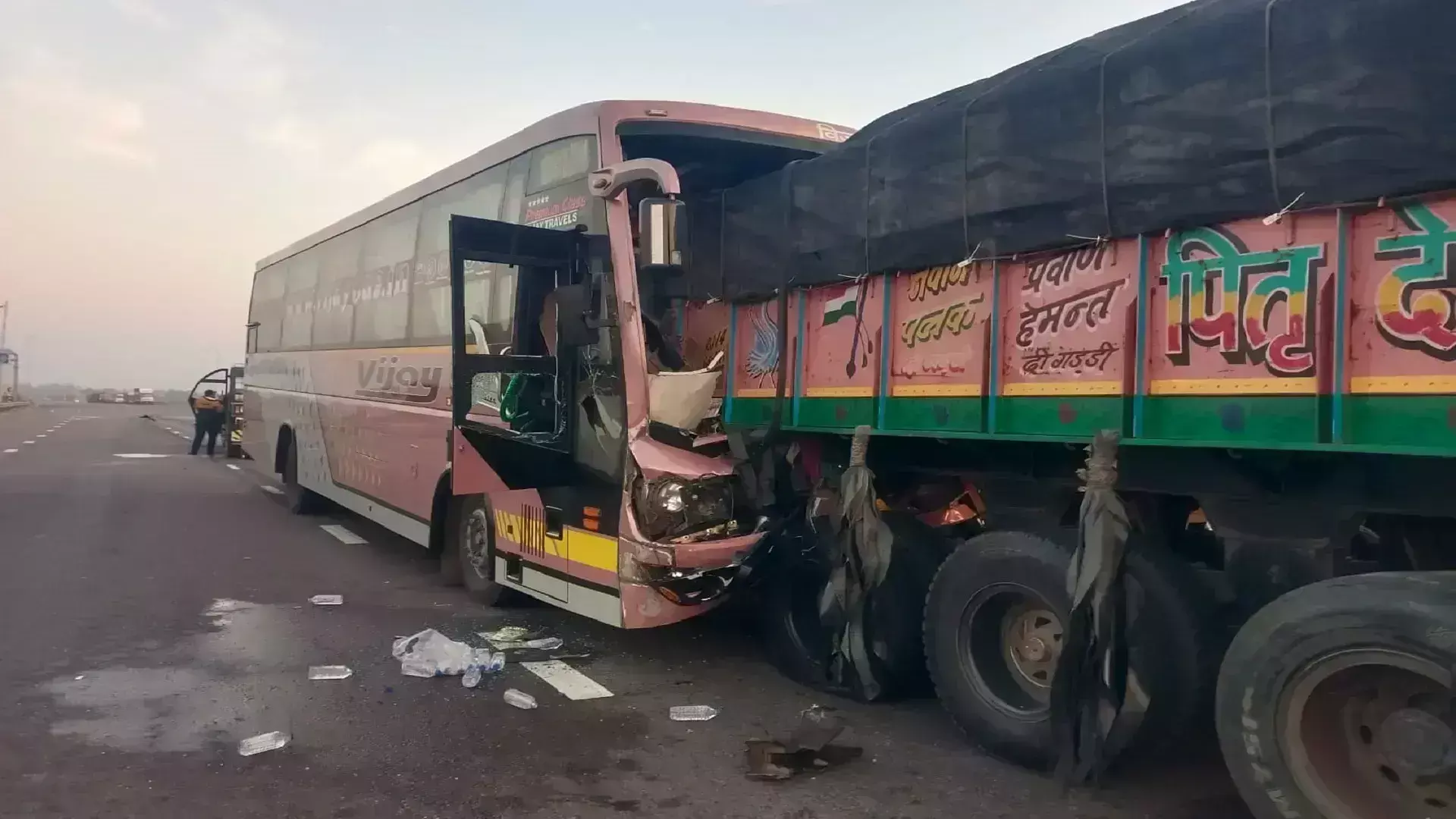 Amethi: डबल डेकर बस ट्रक से टकराई, कई घायल