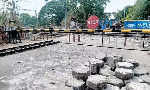 रेलवे फाटक बंद था; छात्रों ने शोक व्यक्त किया रेलवे फाटक बंद था; छात्रों ने शोक व्यक्त किया