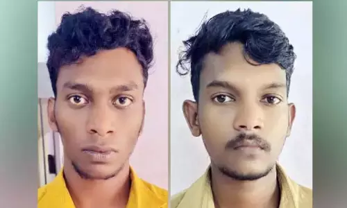 प्रेम प्रस्ताव ठुकराने पर छात्रा को पेट्रोल डालकर जलाने की धमकी; दो गिरफ्तार प्रेम प्रस्ताव ठुकराने पर छात्रा को पेट्रोल डालकर जलाने की धमकी; दो गिरफ्तार