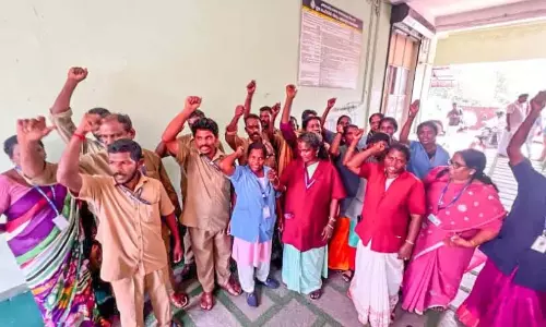 झंडे उतारने पर पीटा गया; सफाई कर्मचारी हड़ताल पर चले गए झंडे उतारने पर पीटा गया; सफाई कर्मचारी हड़ताल पर चले गए