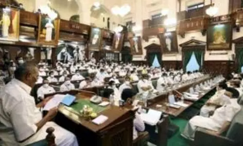हंगामे के बीच AIADMK विधायकों को विधानसभा से बाहर निकाला गया