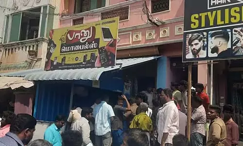 विल्लुपुरम में मोबाइल फोन की दुकान पर पेट्रोल बम फेंका गया विल्लुपुरम में मोबाइल फोन की दुकान पर पेट्रोल बम फेंका गया