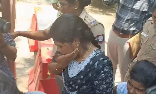 नेल्लई जिला कलेक्ट्रेट में महिला और बच्चों को आग लगाने का प्रयास नेल्लई जिला कलेक्ट्रेट में महिला और बच्चों को आग लगाने का प्रयास