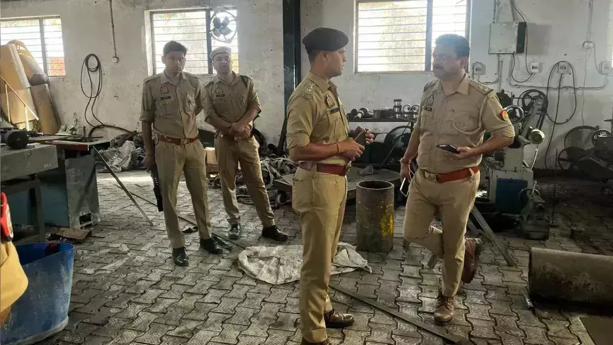 Ghaziabad: कपड़ा फैक्टरी का बॉयलर फटने से तीन की मौत Ghaziabad: कपड़ा फैक्टरी का बॉयलर फटने से तीन की मौत