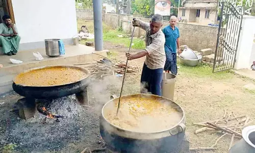 मुहीउद्दीन जुमा मस्जिद ने 27वें रमजान को बड़े उत्साह के साथ बांटकर मिसाल कायम की