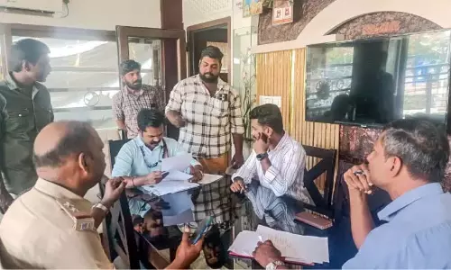 चार अवैध हाउसबोटों पर जुर्माना; एक व्यक्ति को यात्रा करने पर प्रतिबन्ध लगाया चार अवैध हाउसबोटों पर जुर्माना; एक व्यक्ति को यात्रा करने पर प्रतिबन्ध लगाया