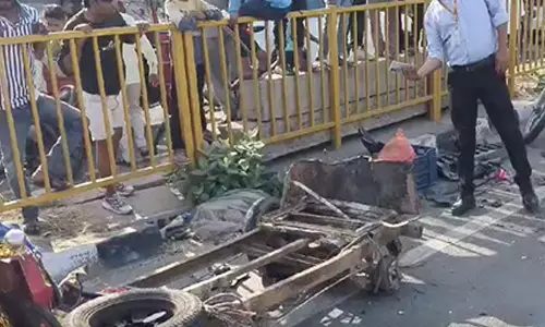 Mathura: दिल्ली-आगरा हाईवे पर कार ने ई-रिक्शा को मारी टक्कर, 2 की मौत Mathura: दिल्ली-आगरा हाईवे पर कार ने ई-रिक्शा को मारी टक्कर, 2 की मौत