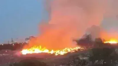Greater Noida: डूंगरपुर रीलका गांव में लगी आग, ग्रामीण खेतों की तरफ भागे Greater Noida: डूंगरपुर रीलका गांव में लगी आग, ग्रामीण खेतों की तरफ भागे