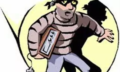 Muzaffarnagar: ग्राहक बनकर आया चोर होलसेल कॉस्मैटिक की दुकान से 30 हजार रु लेकर फुर्र Muzaffarnagar: ग्राहक बनकर आया चोर होलसेल कॉस्मैटिक की दुकान से 30 हजार रु लेकर फुर्र
