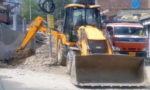 नाले से मलबा हटाने के लिए निवासियों ने JCB तैनात की नाले से मलबा हटाने के लिए निवासियों ने JCB तैनात की