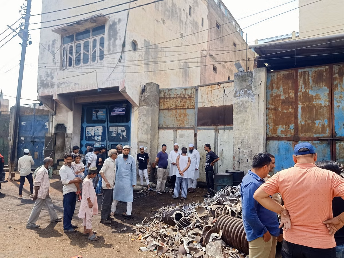 Meerut: भूसा मंडी में एक गोदाम की कैमिकल टैंक में हुआ विस्फोट