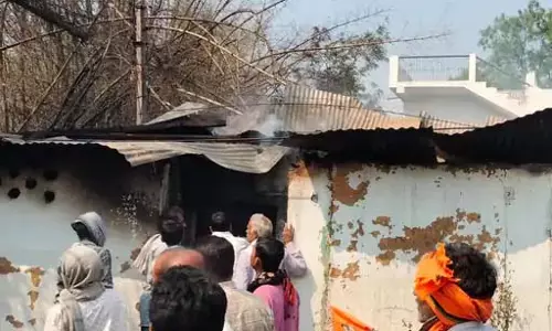 कचरे का आग घरों को लिया चपेट में, गांव में हड़कंप कचरे का आग घरों को लिया चपेट में, गांव में हड़कंप