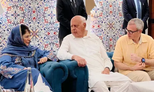 कट्टर प्रतिद्वंद्वी एनसी और PDP के बीच इफ्तार में दिखी अनोखी खुशमिजाजी कट्टर प्रतिद्वंद्वी एनसी और PDP के बीच इफ्तार में दिखी अनोखी खुशमिजाजी
