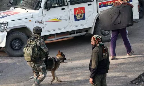 Kathua में सुरक्षा बलों ने आतंकवाद विरोधी अभियान फिर से शुरू, चौथे पुलिसकर्मी का शव देखा गया Kathua में सुरक्षा बलों ने आतंकवाद विरोधी अभियान फिर से शुरू, चौथे पुलिसकर्मी का शव देखा गया
