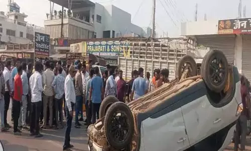 एक की दर्दनाक मौत, राजिम-नवापारा हाईवे में तेज रफ्तार कार का कहर