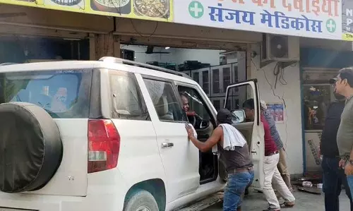 Panchkula में तेज रफ्तार कार दुकानों में घुसी, दो लोगों की मौत Panchkula में तेज रफ्तार कार दुकानों में घुसी, दो लोगों की मौत