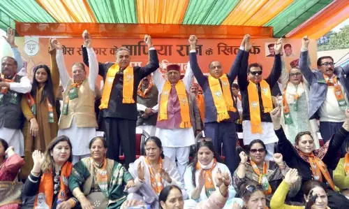 BJP ने ‘माफिया राज’ के खिलाफ विधानसभा के बाहर प्रदर्शन किया