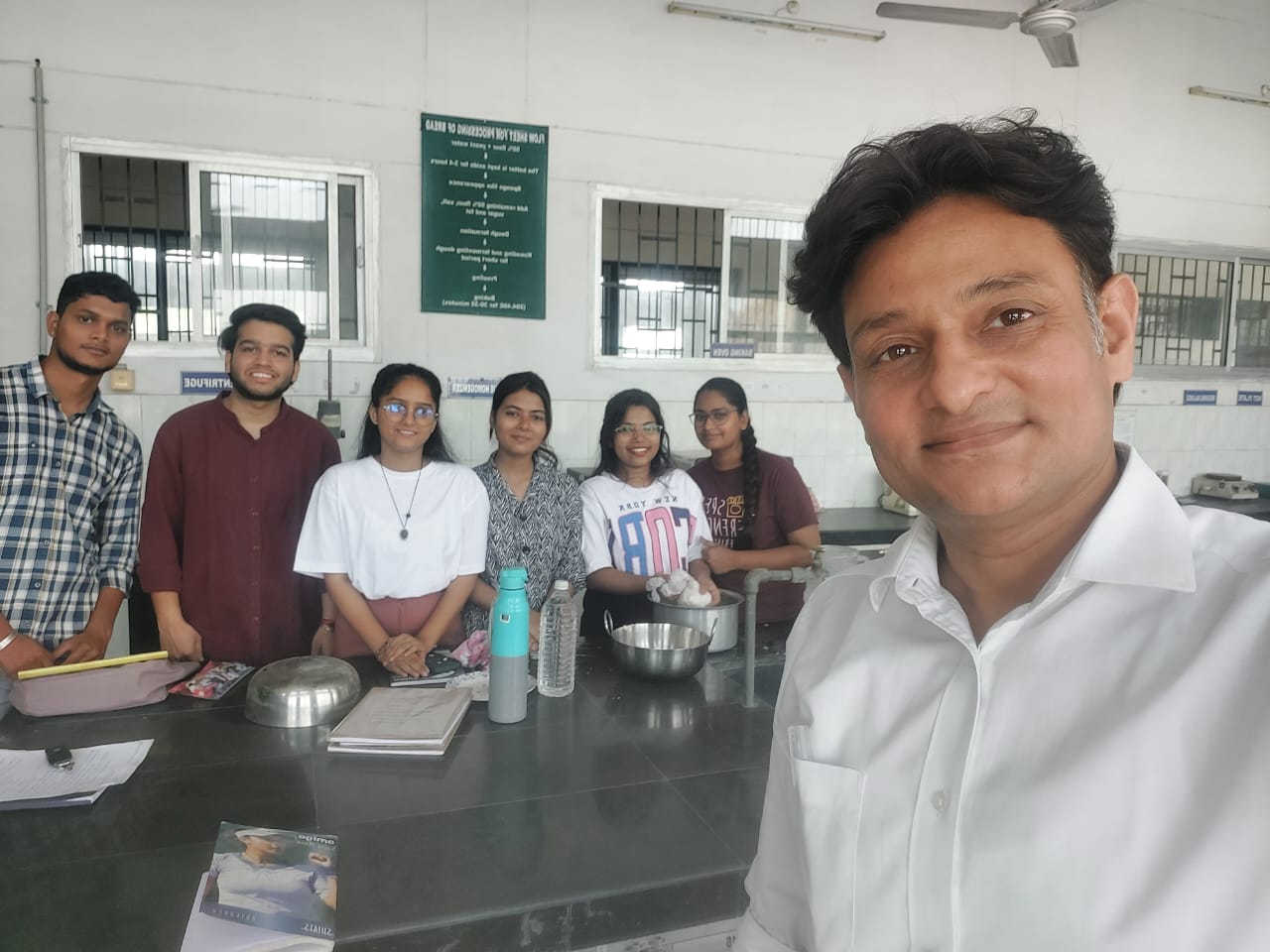SHUETS के छात्रों एवं छात्राओं  द्वारा अपशिष्ट पदार्थ से बनी मिठाई
