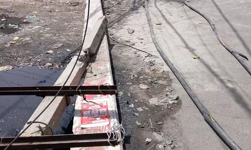 तेज रफ्तार ट्रक ने Karbara Road पर पोल उखाड़ा, बिजली आपूर्ति बाधित