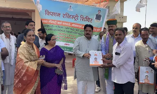 Jaipur: जिला प्रभारी मंत्री ने ग्राम अमाई के फार्मर रजिस्ट्री शिविर का किया निरीक्षण