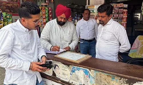 Amritsar: स्वास्थ्य विभाग की टीमों ने दवा दुकानों पर छापेमारी की Amritsar: स्वास्थ्य विभाग की टीमों ने दवा दुकानों पर छापेमारी की