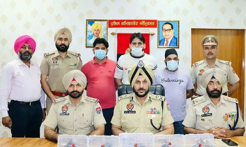 MP से खरीदी गई पांच पिस्तौलों के साथ तीन कुख्यात अपराधी गिरफ्तार MP से खरीदी गई पांच पिस्तौलों के साथ तीन कुख्यात अपराधी गिरफ्तार