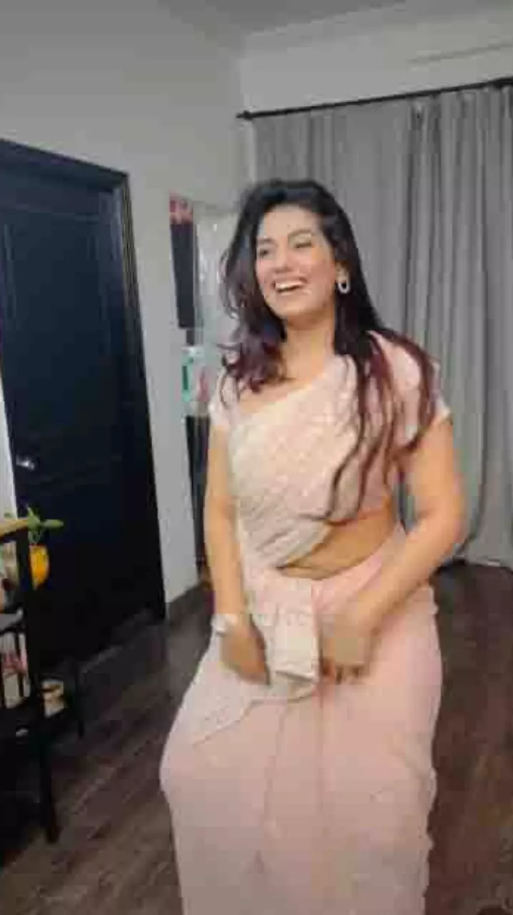 गुलाबी साड़ी में भाभी का जलवा