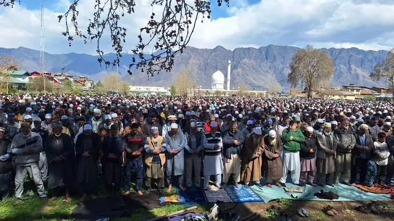 दरगाह हजरतबल में एक लाख से अधिक श्रद्धालुओं ने जुमा-उल-विदा की नमाज अदा की दरगाह हजरतबल में एक लाख से अधिक श्रद्धालुओं ने जुमा-उल-विदा की नमाज अदा की