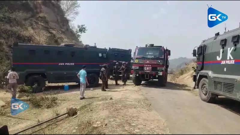 कठुआ में रात्रि विश्राम के बाद आतंकवाद विरोधी अभियान फिर शुरू कठुआ में रात्रि विश्राम के बाद आतंकवाद विरोधी अभियान फिर शुरू