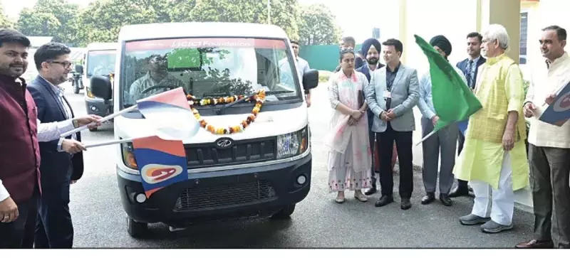 एलजी ने डोर-टू-डोर कचरा संग्रहण वाहनों के बेड़े को हरी झंडी दिखाई एलजी ने डोर-टू-डोर कचरा संग्रहण वाहनों के बेड़े को हरी झंडी दिखाई