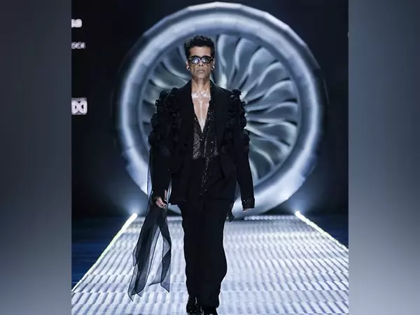 लैक्मे फैशन वीक x FDCI 2025 में Karan Johar ने काले ड्रेस में जलवा बिखेरा लैक्मे फैशन वीक x FDCI 2025 में Karan Johar ने काले ड्रेस में जलवा बिखेरा