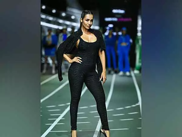Malaika Arora के ऑल ब्लैक शिमर ड्रेस ने सबका ध्यान खींचा Malaika Arora के ऑल ब्लैक शिमर ड्रेस ने सबका ध्यान खींचा