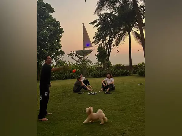 Akshay-Twinkle ने परिवार के साथ बगीचे में शाम बिताई Akshay-Twinkle ने परिवार के साथ बगीचे में शाम बिताई