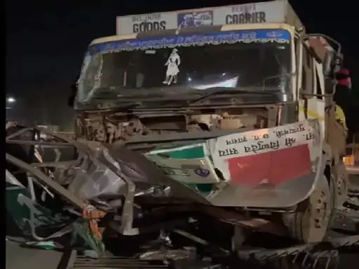 ट्रक की ठोकर से प्रवेश द्वार क्षतिग्रस्त, ड्राइवर की लापरवाही से हादसा ट्रक की ठोकर से प्रवेश द्वार क्षतिग्रस्त, ड्राइवर की लापरवाही से हादसा