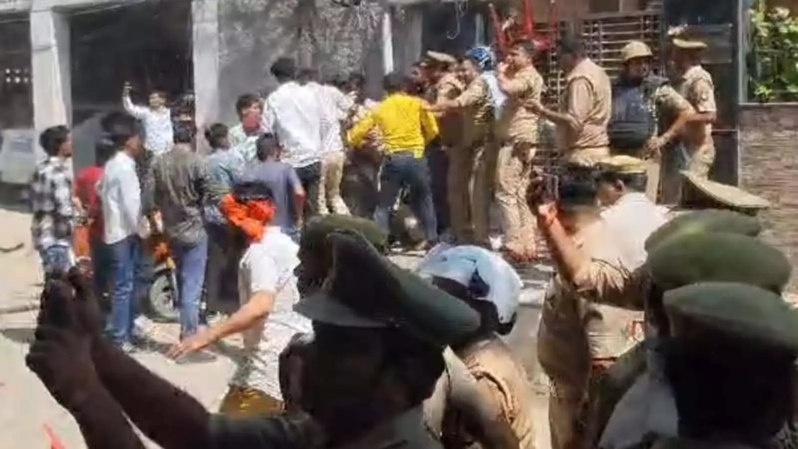 Karni Sena अध्यक्ष की खुलेआम धमकी, पुलिस अब तक गिरफ्तारी में नाकाम क्यों Karni Sena अध्यक्ष की खुलेआम धमकी, पुलिस अब तक गिरफ्तारी में नाकाम क्यों
