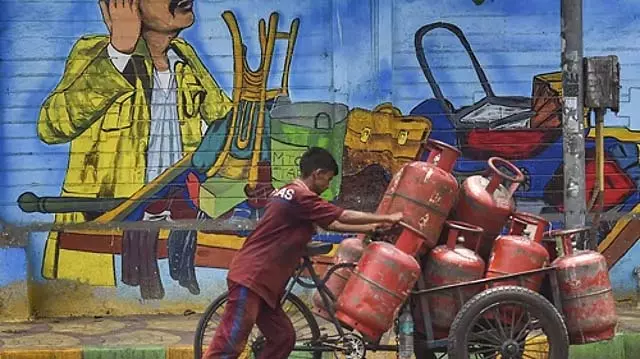 रसोई गैस सिलेंडर बिना किसी प्रतिबंध के उपलब्ध होंगे: तेल कंपनियों ने घोषणा की रसोई गैस सिलेंडर बिना किसी प्रतिबंध के उपलब्ध होंगे: तेल कंपनियों ने घोषणा की
