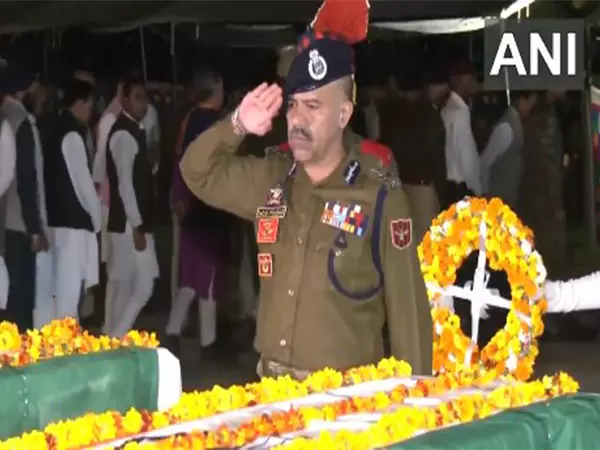 Kathua मुठभेड़ में शहीद हुए पुलिसकर्मियों के लिए पुष्पांजलि समारोह आयोजित Kathua मुठभेड़ में शहीद हुए पुलिसकर्मियों के लिए पुष्पांजलि समारोह आयोजित