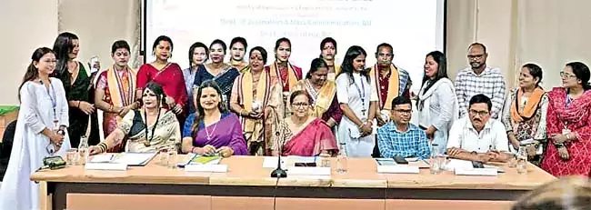 हिजड़ों को सभी क्षेत्रों में समान अधिकार और प्राथमिकता मिलनी चाहिए : कुलपति आचार्य गीतांजलि दास हिजड़ों को सभी क्षेत्रों में समान अधिकार और प्राथमिकता मिलनी चाहिए : कुलपति आचार्य गीतांजलि दास