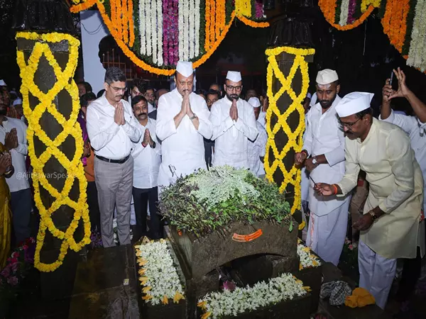 उपमुख्यमंत्री Ajit Pawar ने छत्रपति संभाजी महाराज को उनकी पुण्यतिथि पर श्रद्धांजलि अर्पित की उपमुख्यमंत्री Ajit Pawar ने छत्रपति संभाजी महाराज को उनकी पुण्यतिथि पर श्रद्धांजलि अर्पित की