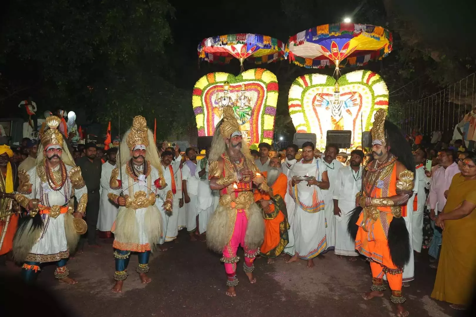 Srisailam में उगादी के लिए विशाल कन्नड़ पदयात्रा देखी जा रही Srisailam में उगादी के लिए विशाल कन्नड़ पदयात्रा देखी जा रही