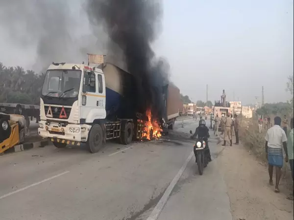 Andhra: चित्तूर में गैस टैंकर के रिसाव से भीषण आग लगी, एक व्यक्ति घायल Andhra: चित्तूर में गैस टैंकर के रिसाव से भीषण आग लगी, एक व्यक्ति घायल