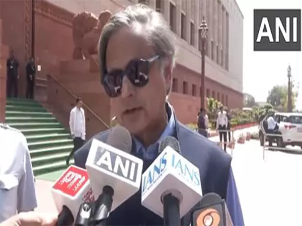 शशि थरूर ने अल्पसंख्यकों के साथ Pakistan के व्यवहार की आलोचना की शशि थरूर ने अल्पसंख्यकों के साथ Pakistan के व्यवहार की आलोचना की