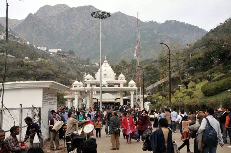 नवरात्रि से पहले कटरा में पुलिस ने कड़ी की सुरक्षा, लगाए AI कैमरे नवरात्रि से पहले कटरा में पुलिस ने कड़ी की सुरक्षा, लगाए AI कैमरे