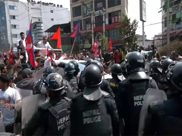 Nepal अधिकारियों ने शीर्ष राजतंत्रवादी नेताओं सहित 51 लोगों को गिरफ्तार किया Nepal अधिकारियों ने शीर्ष राजतंत्रवादी नेताओं सहित 51 लोगों को गिरफ्तार किया