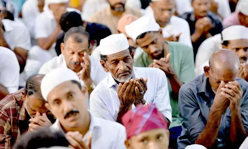 Kerala: त्यौहार के नजदीक आने पर बाजार में भीड़ उमड़ पड़ी Kerala: त्यौहार के नजदीक आने पर बाजार में भीड़ उमड़ पड़ी